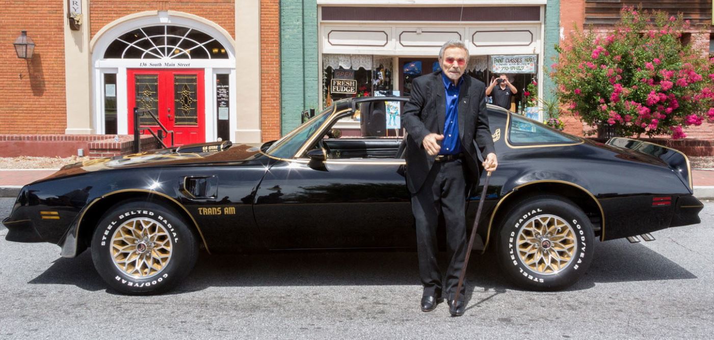 Több mint háromszázezer dollárért kelt el Burt Reynolds Pontiacja