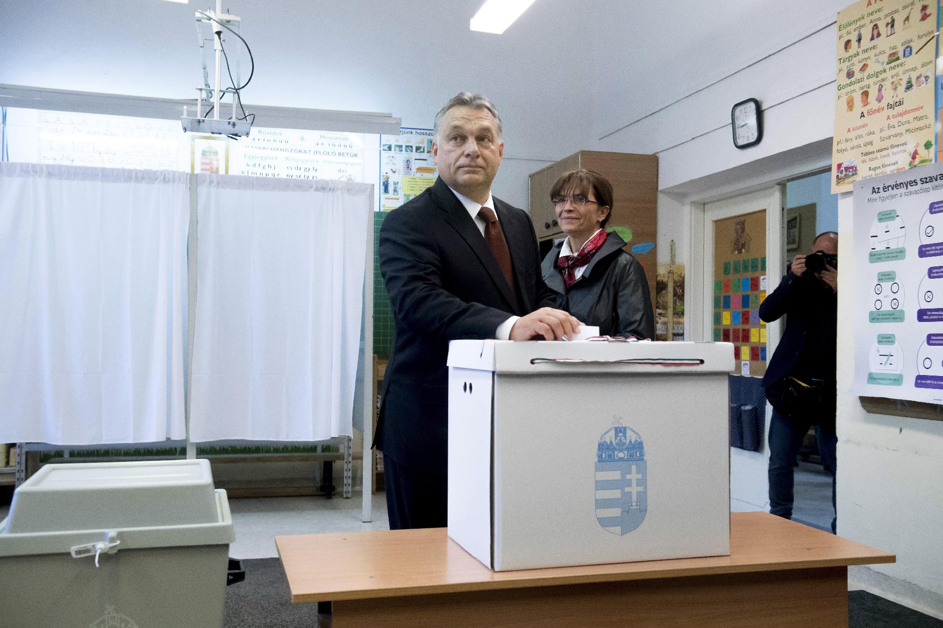 Orbán Viktor miniszterelnök leadja szavazatát a XII. kerületi Zugligeti Általános Iskolában kialakított 53. szavazókörben