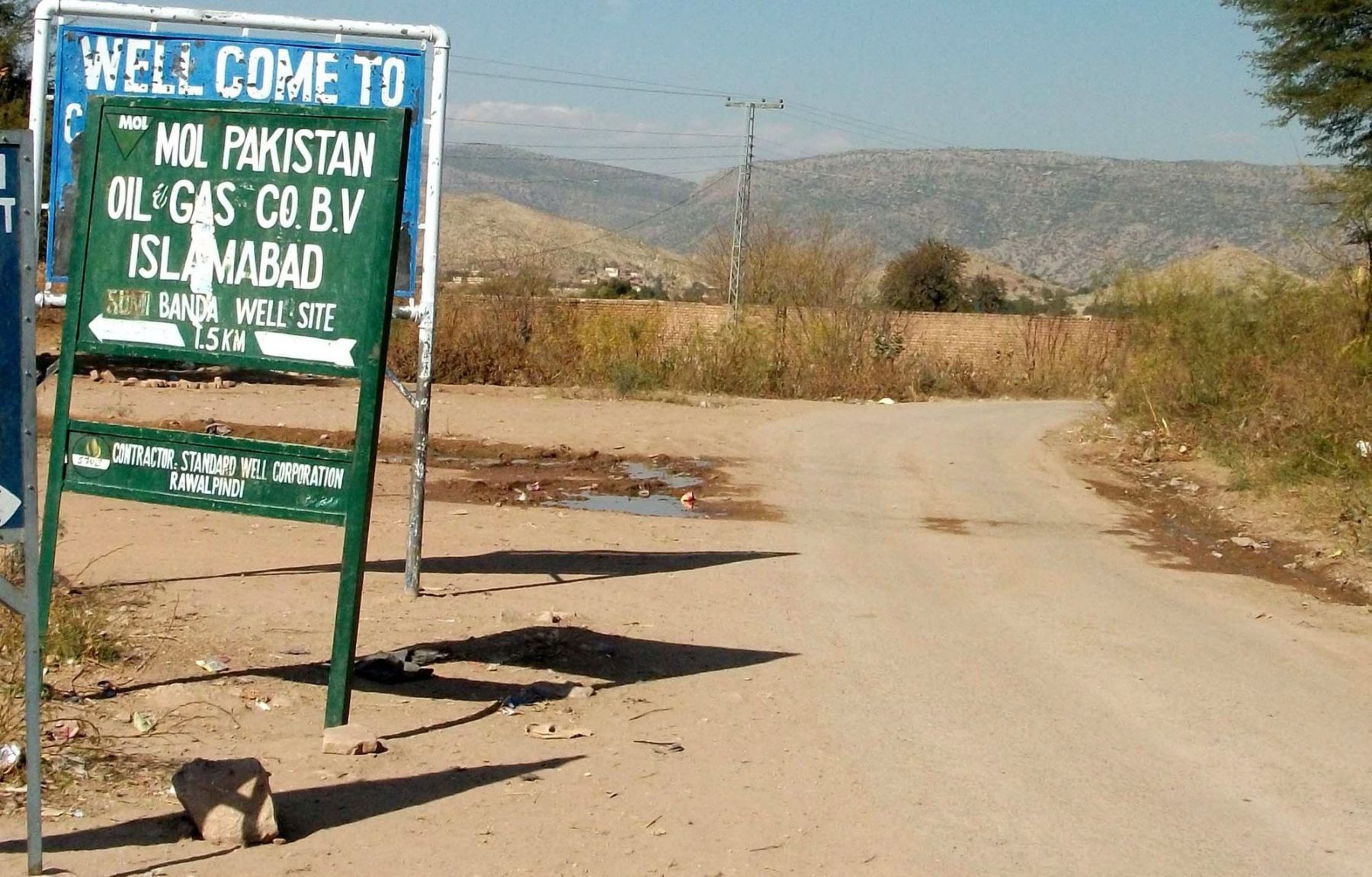 A Mol telephelyét mutatja egy út menti tábla Pakisztánban