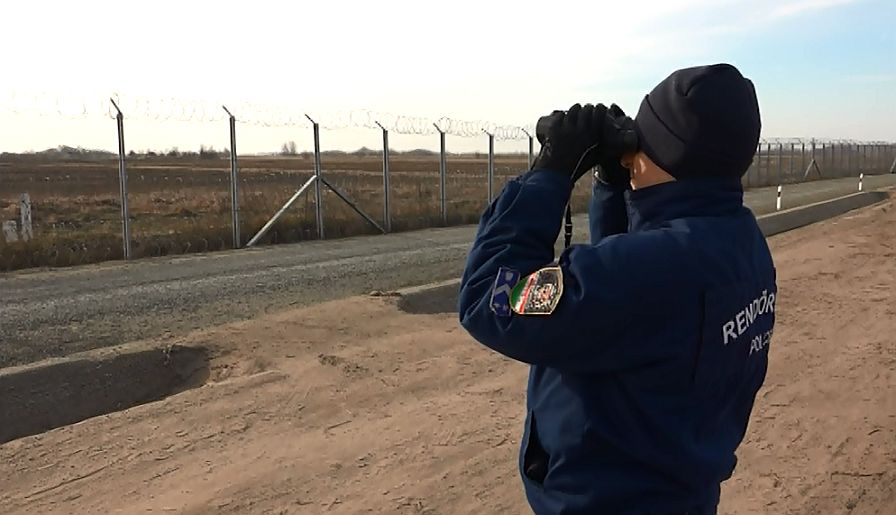 Figyelmeztető lövésekkel állítottak meg két migránst a román-magyar határon
