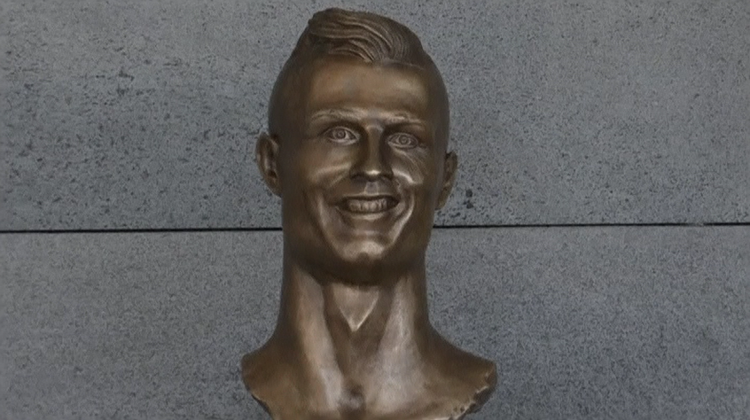 Cristiano Ronaldo szobra a funchali Cristiano Ronaldo repülőtéren