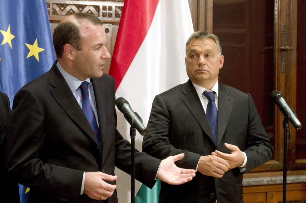 Orbán Viktor miniszterelnök (j) és Manfred Weber, az Európai Néppárt frakcióvezetője sajtótájékoztatót tart megbeszélésüket követően a Parlament Munkácsy-termében