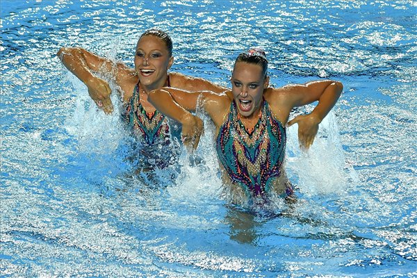 Kiss Szofi és Schwarz Dóra Anett a szinkronúszás páros szabadgyakorlatának selejtezőjében a 17. vizes világbajnokságon a Városligetben