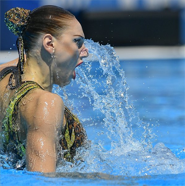 A későbbi győztes orosz Szvetlana Kolesnicsenko a 17. vizes világbajnokság szinkronúszás egyéni szabadgyakorlatának döntőjében a Városligetben.