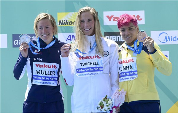 A női 5 kilométeres nyíltvízi úszás győztese, az amerikai Ashley Twichell (k), mellette a második helyezett francia Aurelie Muller (b) és a bronzérmes brazil Ana Marcela Cunha a versenyszám eredményhirdetésén Balatonfüreden.