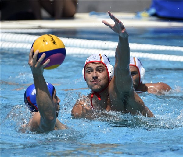 A szerb Andrija Prlainovic (b) és a spanyol Alberto Munarriz Egana a férfi vízilabdatorna C csoportjában játszott Spanyolország–Szerbia mérkőzésen a 17. vizes világbajnokságon a Hajós Alfréd Nemzeti Sportuszodában.