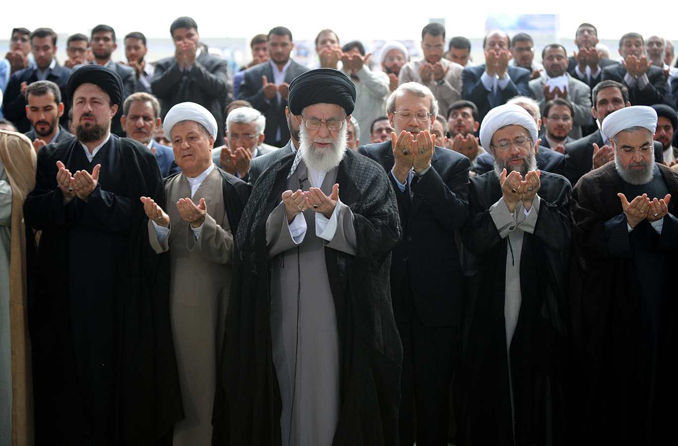 Ali Hámenei ajatollah és mögötte balra Hasemi Rafszandzsáni közös imája