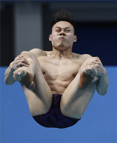 A kínai Hszie Sze-ji a 3 méteres férfi műugrás döntőjében a 17. vizes világbajnokságon a fővárosi Duna Arénában.