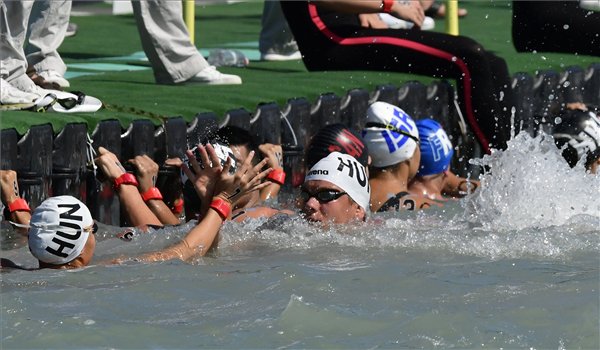 Juhász Janka (b) és Rasovszky Kristóf, a harmadik magyar versenyző vált az 5 kilométeres nyíltvízi úszás csapatversenyén Balatonfüreden.
