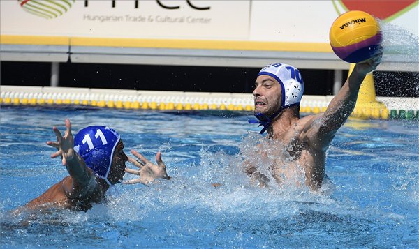 A görög Alexandrosz Gunasz és a szerb Filip Filipovic a 17. vizes világbajnokság férfi-vízilabdatornájának C csoportjában játszott Szerbia–Görögország mérkőzésen a Hajós Alfréd Nemzeti Sportuszodában