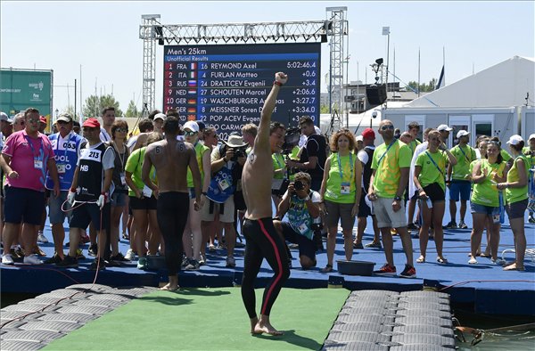 A hatodik helyezett Gyurta Gergely (10) a célban férfi 25 kilométeres nyíltvízi úszáson a 17. vizes világbajnokság Balatonfüreden.