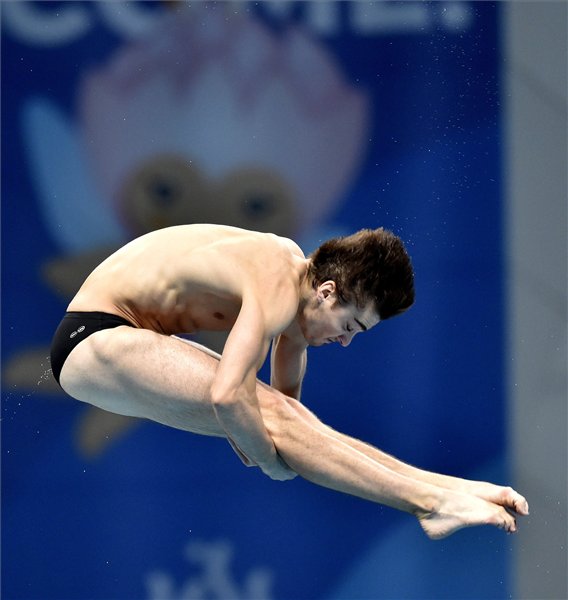 Somhegyi Krisztián a 10 méteres férfitoronyugrás selejtezőjében a 17. vizes világbajnokságon a Duna Arénában