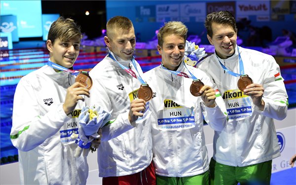 A bronzérmes Németh Nándor, Kozma Dominik, Bohus Richárd és Holoda Péter (b-j) a férfi 4x100 méteres gyorsváltó eredményhirdetése után a 17. vizes világbajnokságon a Duna Arénában.