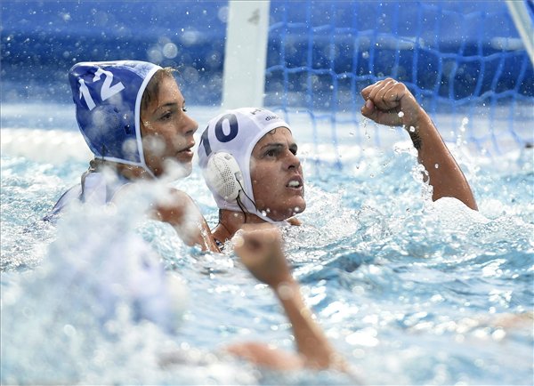 A görög Eleni Kszenaki és Bujka Barbara a női vízilabdatornán az 5-8. helyért játszott Magyarország–Görögország mérkőzésen a 17. vizes világbajnokságon a Hajós Alfréd Nemzeti Sportuszodában.
