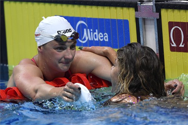 Hosszú Katinka (b) és Szilágyi Liliána a női 200 méteres pillangóúszás elődöntője után a 17. vizes világbajnokságon a Duna Arénában.