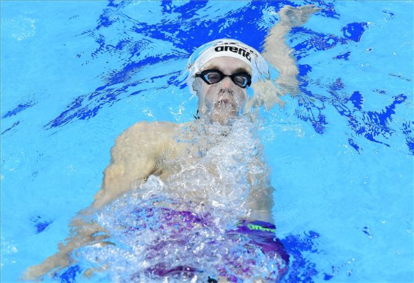 Bernek Péter a vizes világbajnokság 200 méteres férfihátúszásának előfutamában a Duna Arénában