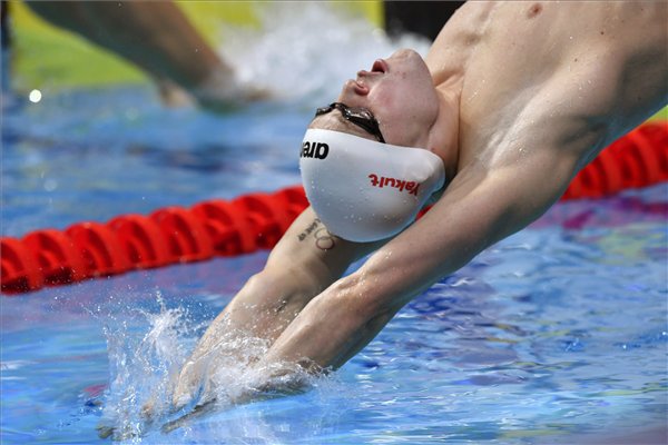 Bernek Péter rajtol a férfi 200 méteres hátúszás döntőjében a 17. vizes világbajnokságon a Duna Arénában.