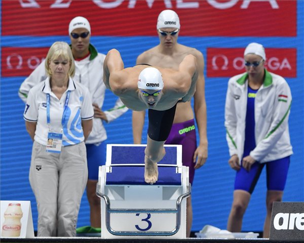 Kozma Dominik rajtol a 4x100 méteres vegyes gyorsváltó előfutamában a 17. vizes világbajnokságon a Duna Arénában.