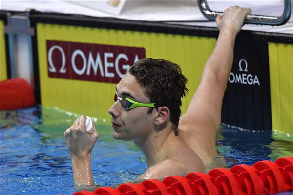 Milák Kristóf a férfi 100 méteres pillangóúszás elődöntője után a 17. vizes világbajnokságon a Duna Arénában