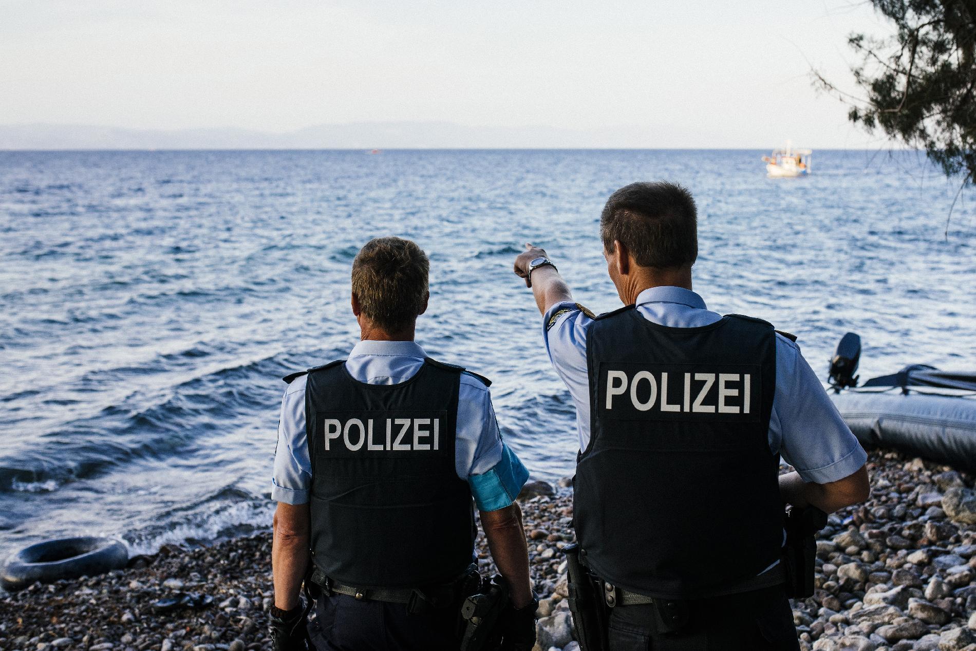 Német rendőrök a Frontex keretében teljesített szolgálatuk közben a görögországi Leszboszon 2015. október 17-én