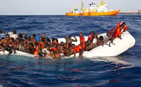 Migránsok egy gumicsónakban Líbia partjainál 2016 április 18-án. A mentőcsapatok hat holttestet talált egy félig leeresztett csónakban
