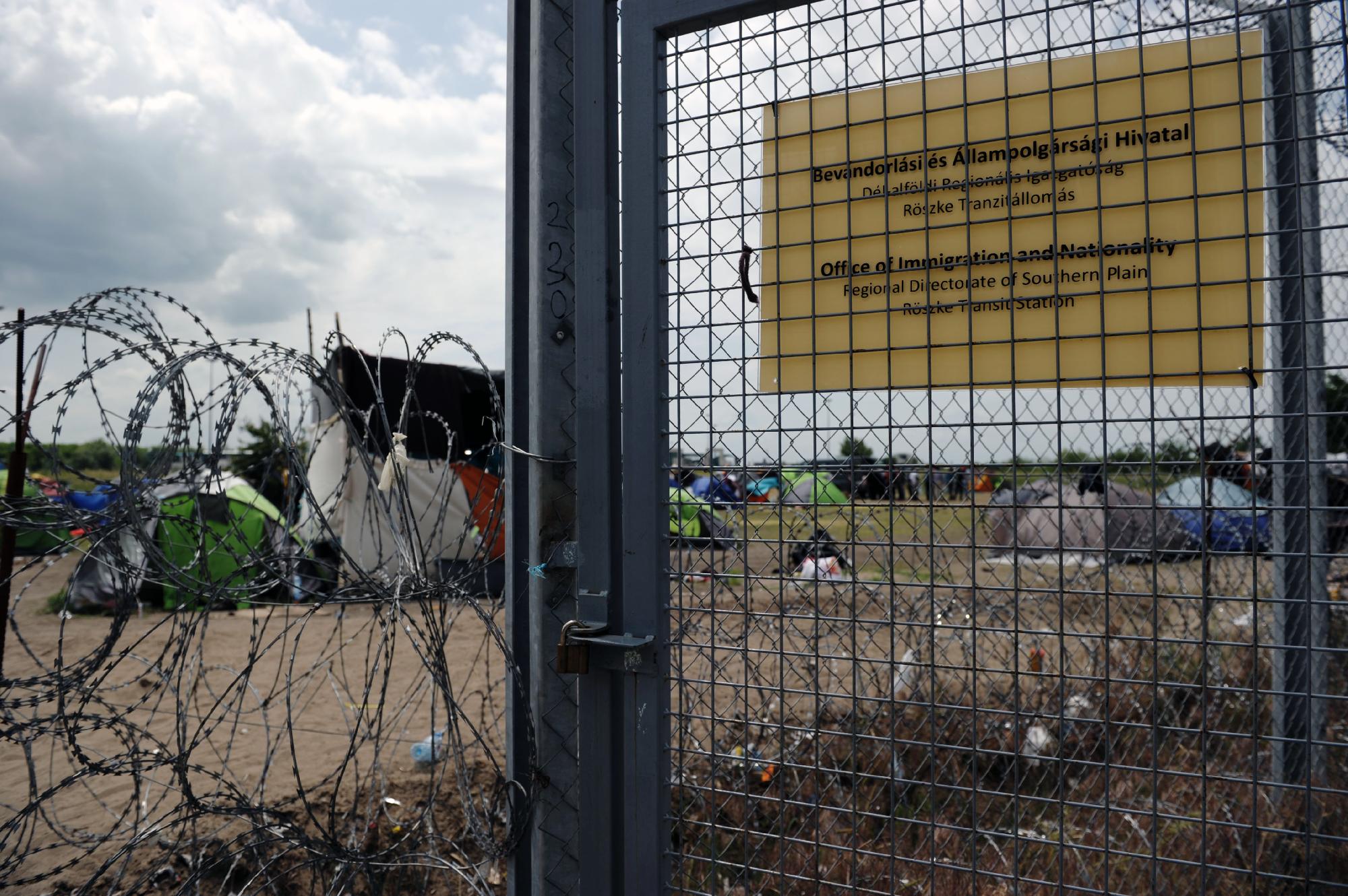 Huszonöt migránst tartóztattak fel az M5-ös autópályán Röszkénél