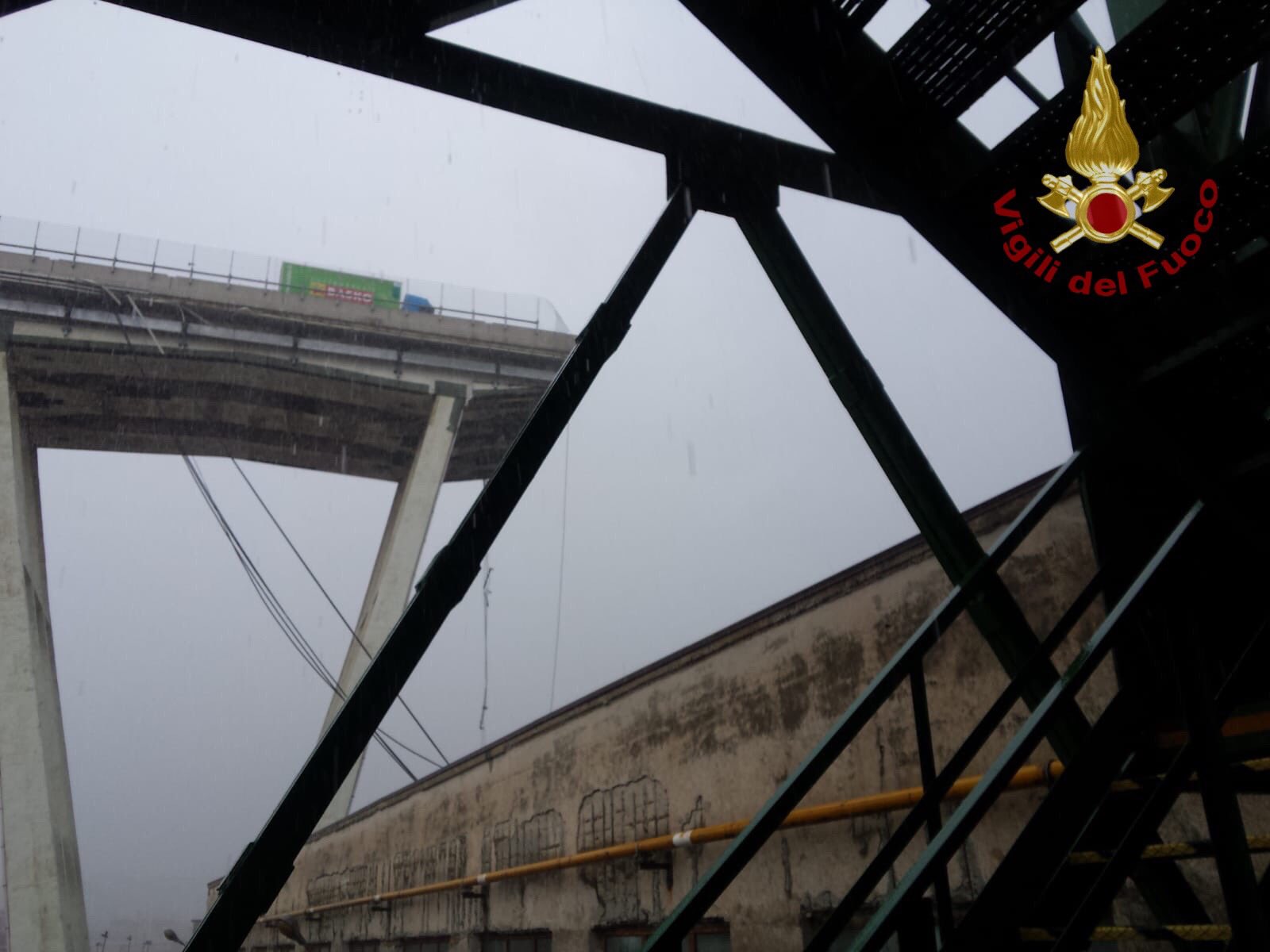 Leomlott egy 100 méteres viadukt Genova környékén