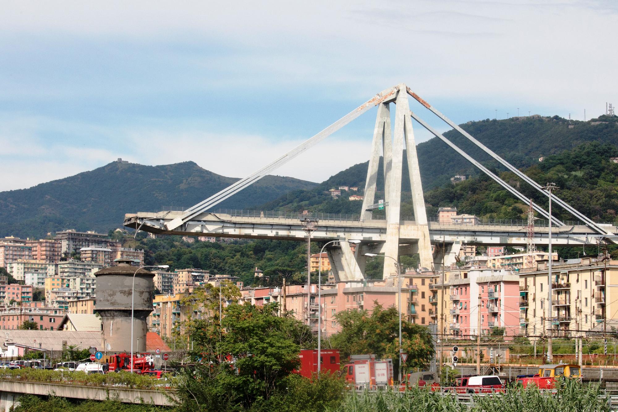 Az autósok alig várták, hogy átérjenek a recsegő-ropogó genovai hídon