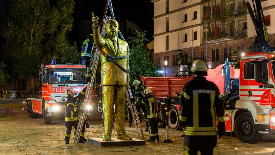 Eltávolították Erdogan aranyszínű szobrát