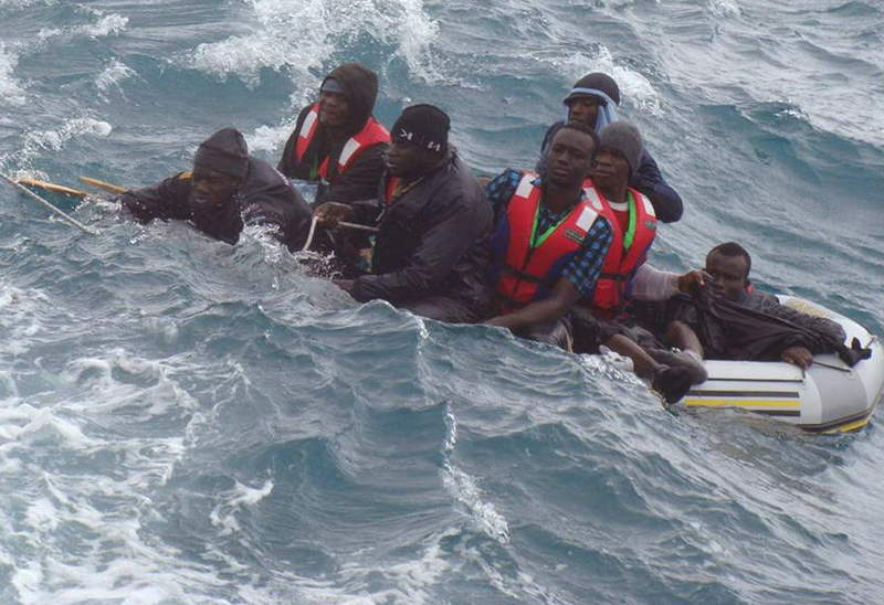 Mentés a tengeren: 5 halott és 51 túlélő