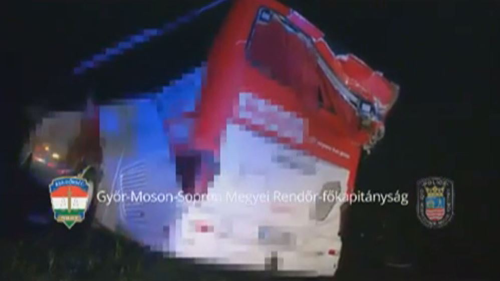 Árokba hajtott egy busz az M1-esen, 14-en sérültek meg