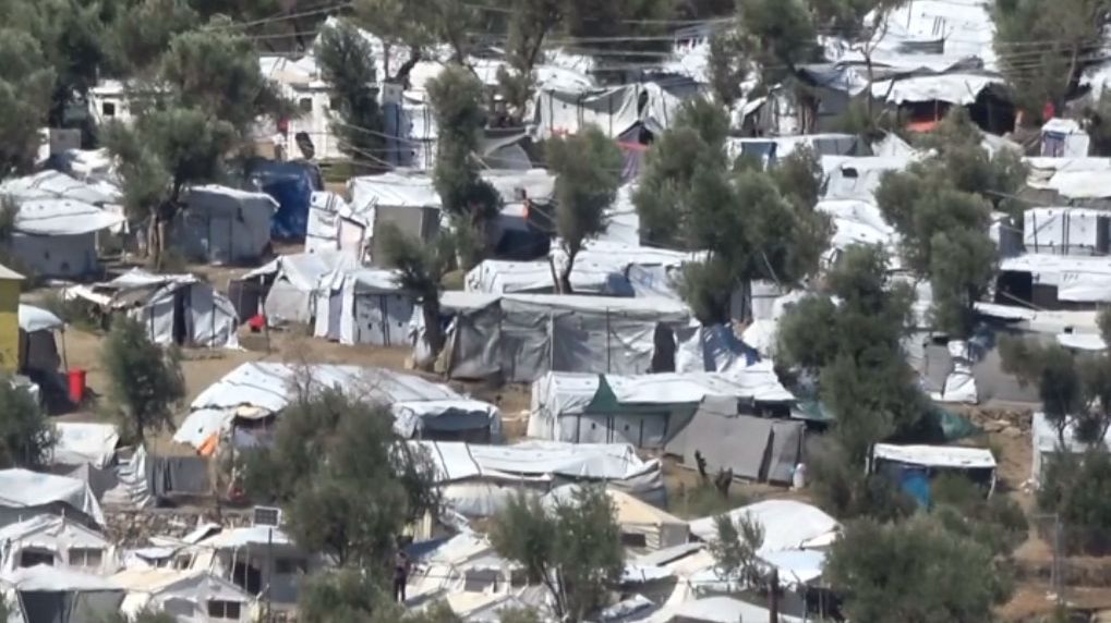 Túlzsúfolt a menekülttábor, áttelepít a kormány