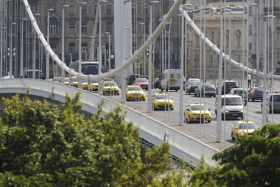 Az Erzsébet hídról a Dunába esett, zavarodott férfit mentettek a rendőrök