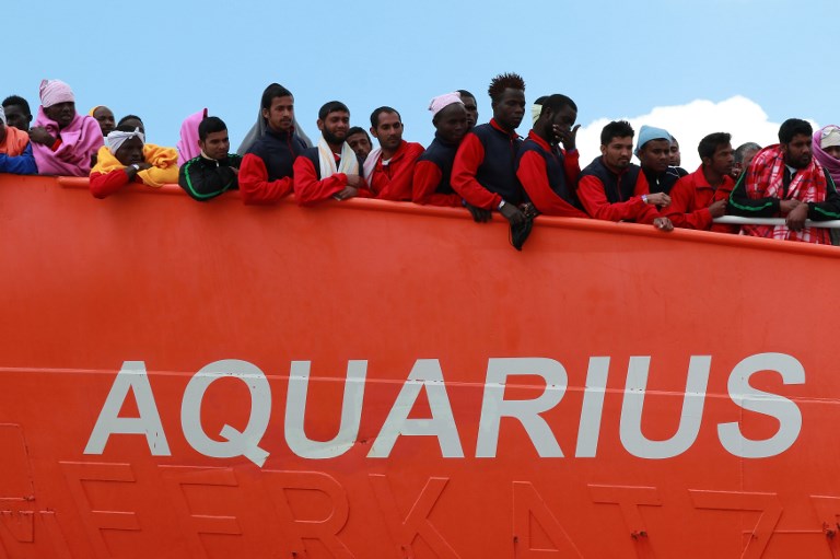 Franciaország sem engedi kikötni a migránsokat szállító hajót