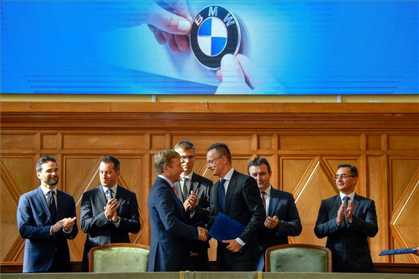 12 milliárddal támogatja meg a kormány a BMW épülő gyárát