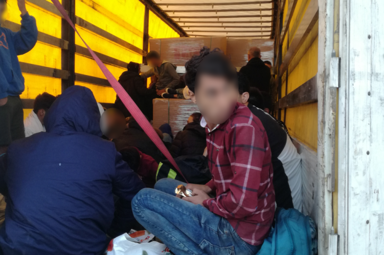 Félszáz migránst találtak egy kamionban Csanádpalotánál