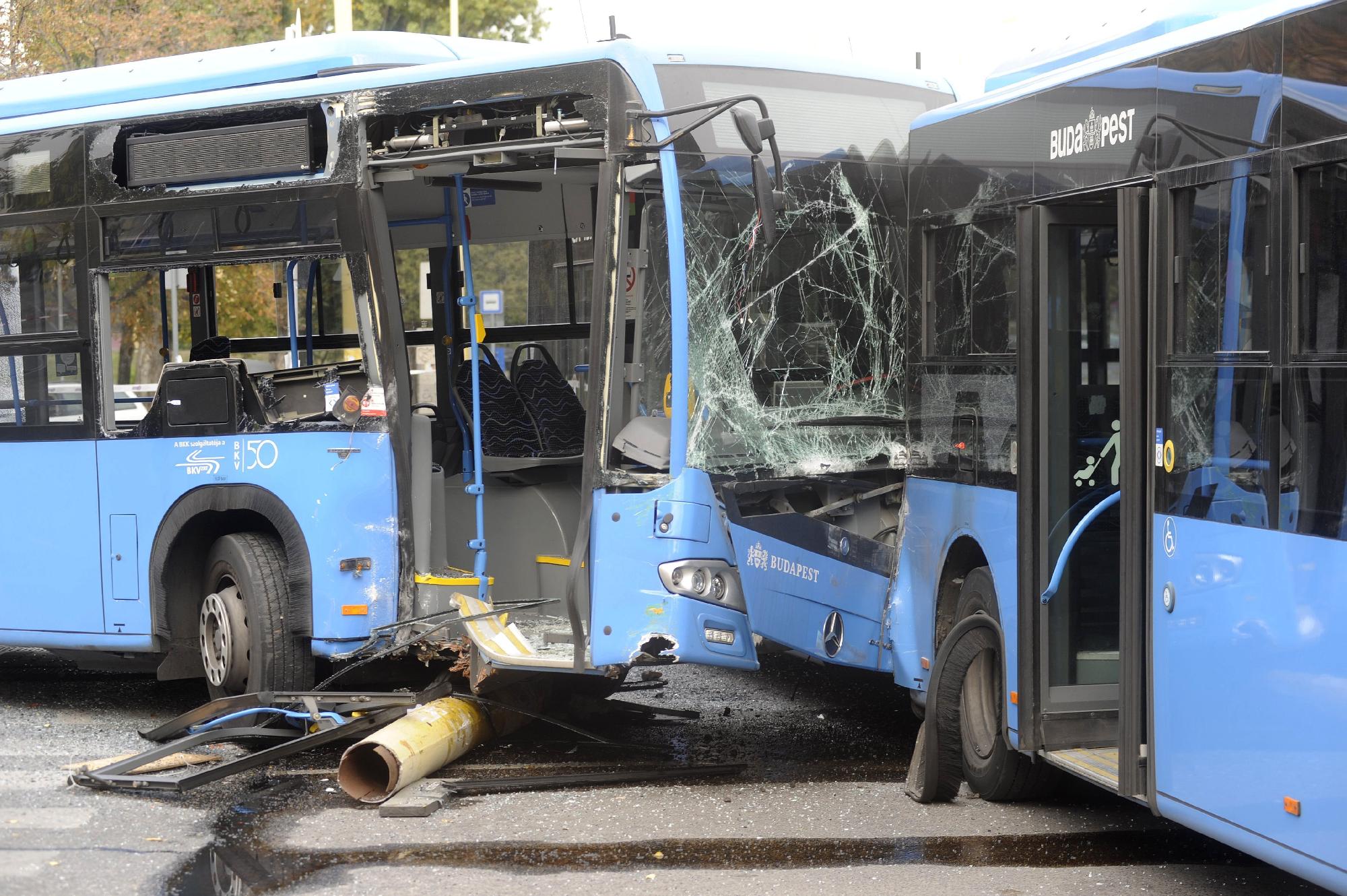 Összeütközött két busz Újbudán