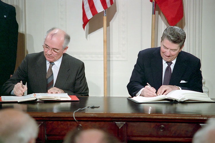 Amerika felbontja a Reagan-Gorbacsov megállapodást