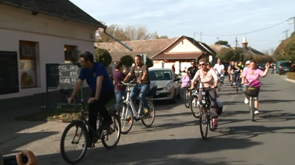 A politikai viszály miatt a biciklisek avatták fel a kerékpárutat