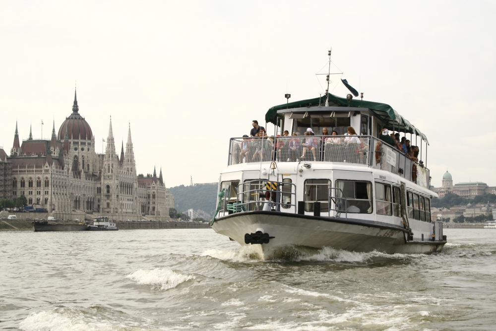 Hajójáratokat indít a BKK a karácsonyi időszakban a Duna belvárosi szakaszán