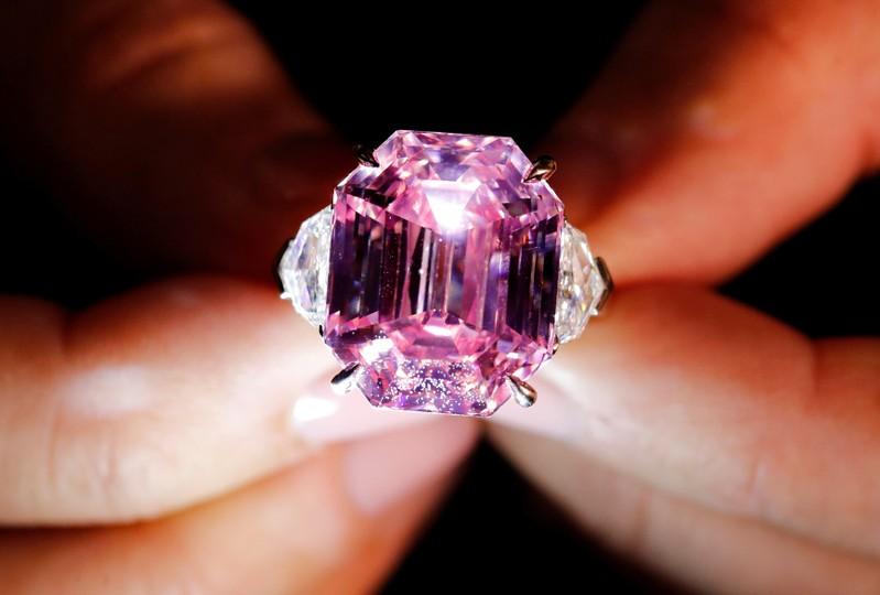 Egy rózsaszín gyémánt és egy karóra is rekordáron kelt el