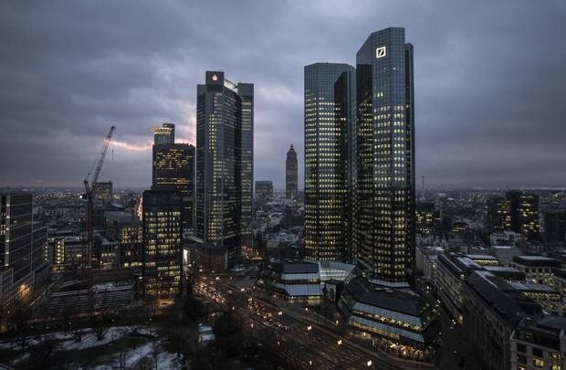 Átkutatják a Deutsche Bankot, estek a részvények 