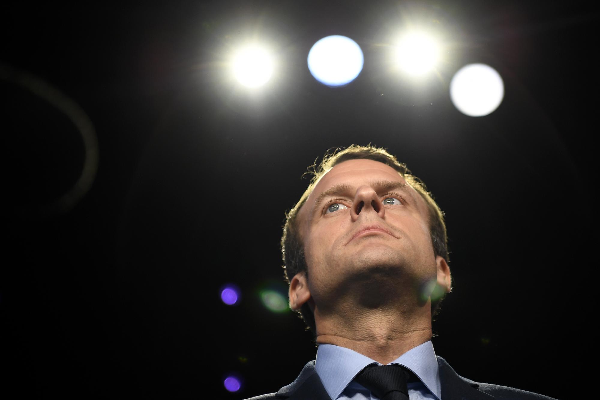 Macron felkereste a tüntetők által felgyújtott prefektúrát