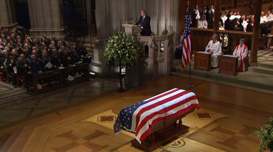 George H. W. Bushra fia emlékezett, beszédet sok helyen nevetés kísérte