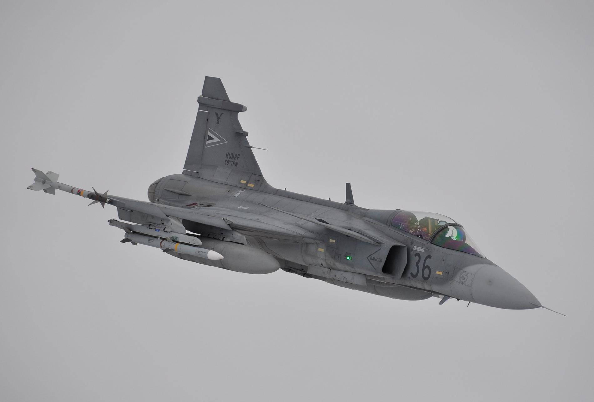 Egy arab repülőgép miatt riasztották a honvédség Gripenjeit