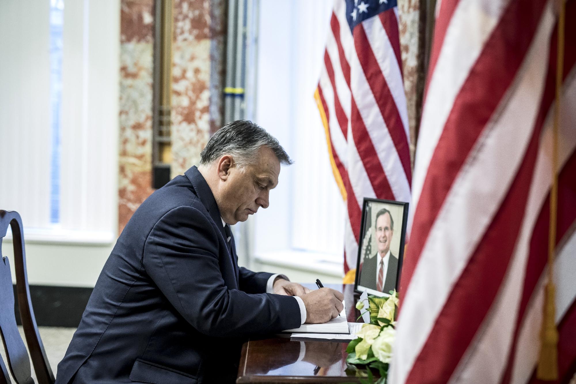 Orbán Viktor az amerikai nagykövetségen kondoleált 