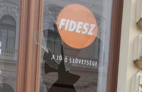 Téglát dobtak a szegedi Fidesz-irodára