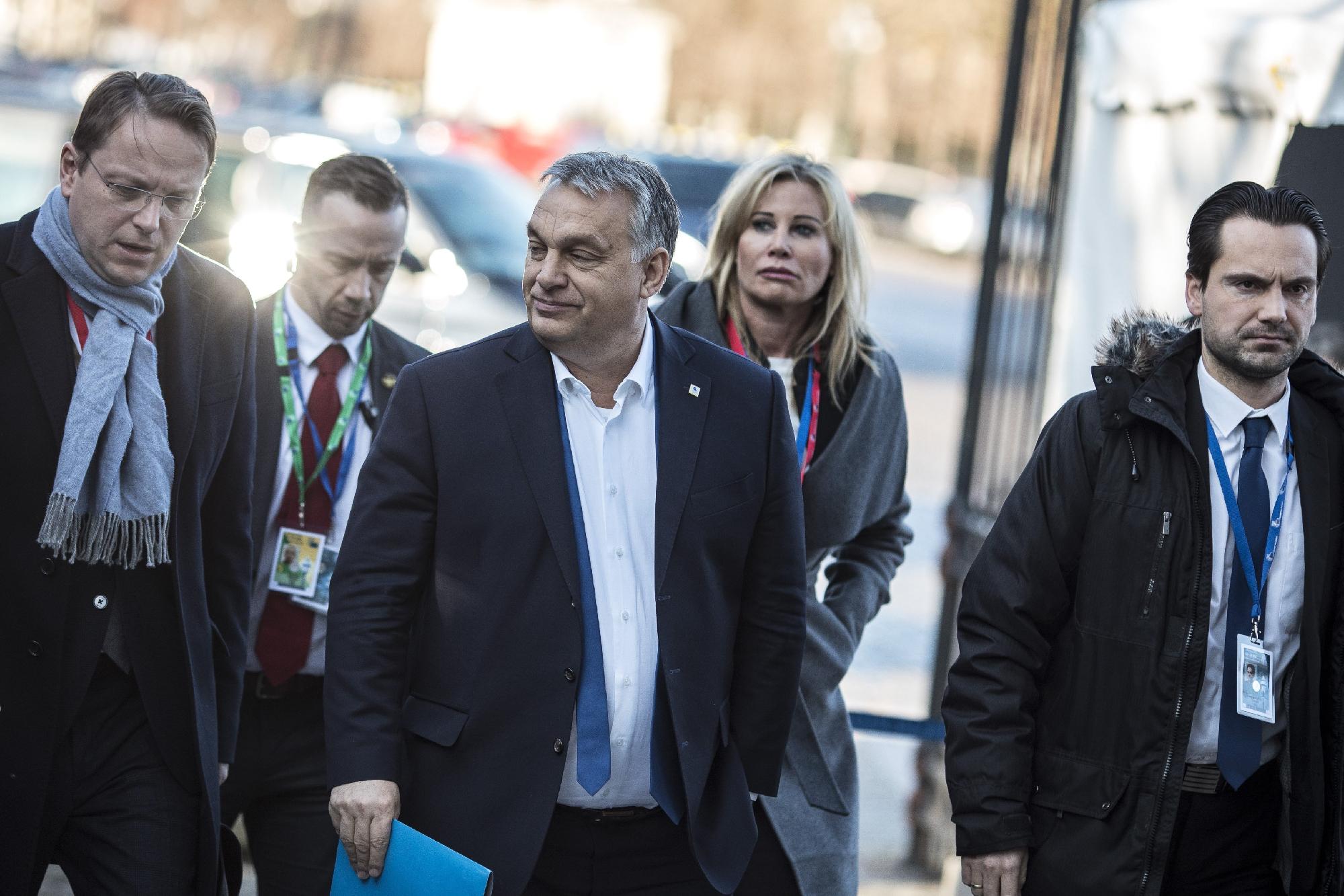 Orbán Kurz-cal, Jansával és a V4-partnerekkel is tárgyal