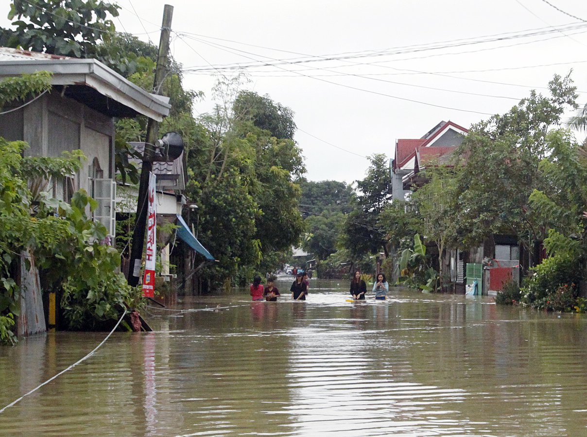 Többtucatnyi áldozata van az áradásoknak és földcsuszamlásoknak