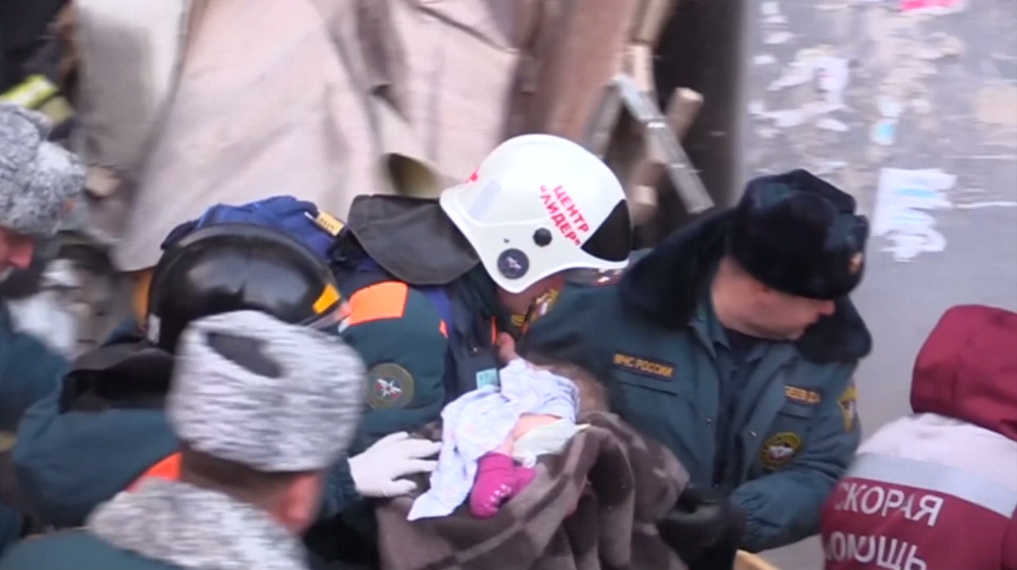 11 hónapos kisbabát emeltek ki élve az összeomlott ház romjai alól